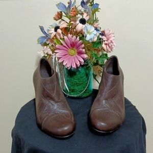 NURTURE WOMENS SHOES SIZE 8 IN BEAUTIFUL DEEP BROWN LEATHER